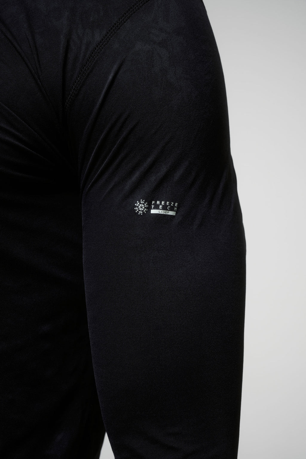 Crew Neck Long Sleeve Shirt in Black